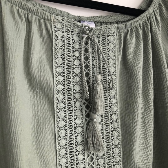 ✨3/$30✨ NWOT- OFF THE SHOULDER BOHO FLOWY TOP - Picture 3 of 4